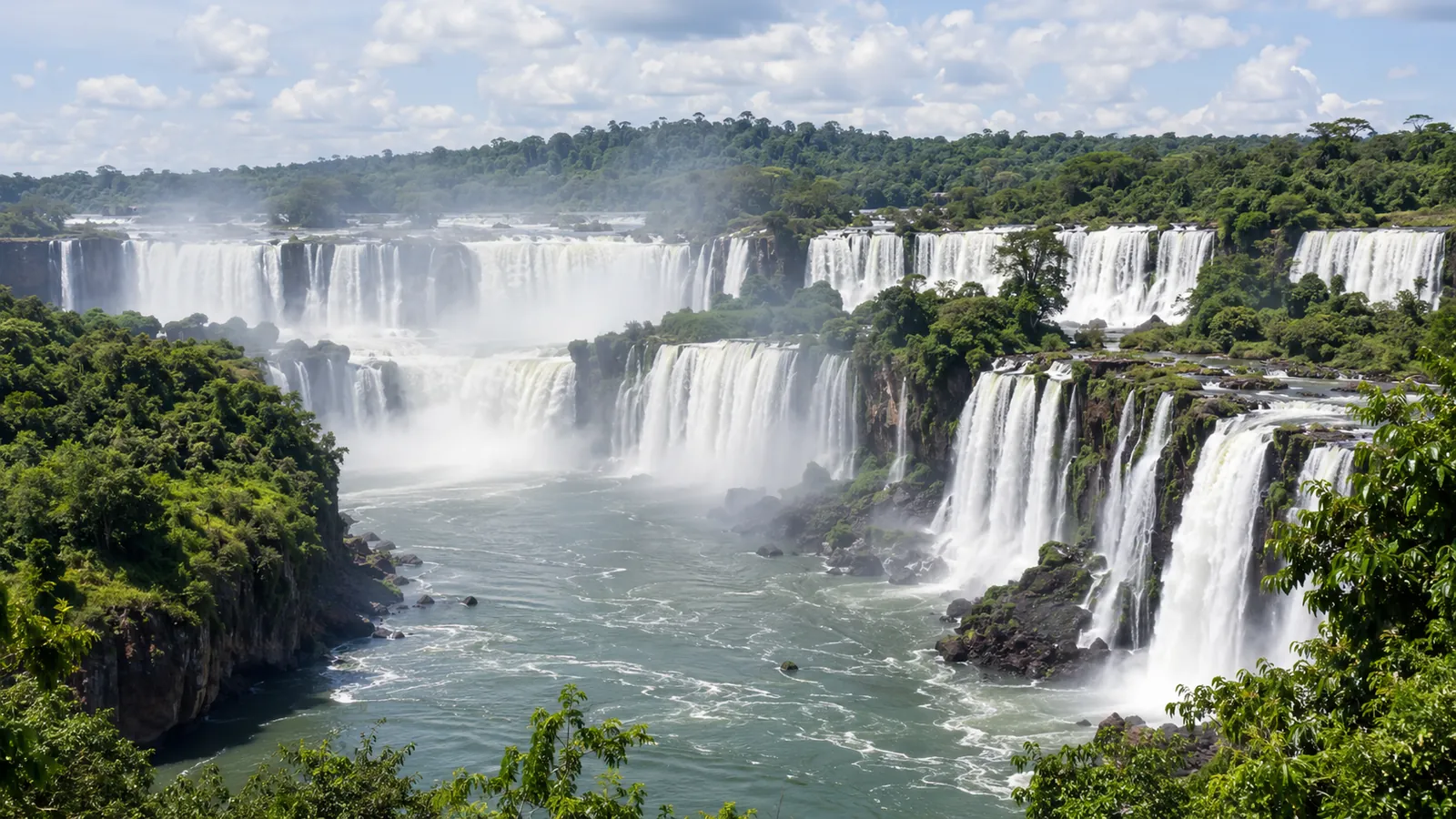 Panorámica de las Cataratas del Iguazú con el río y la selva, vista desde el lado brasilero