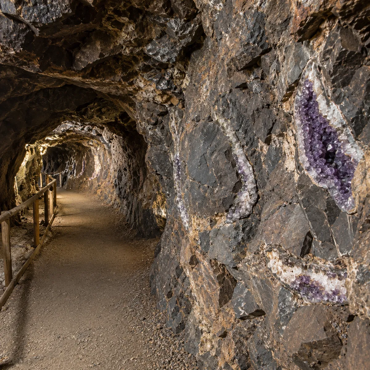 Túnel de piedra con geodas de amatista en las Minas de Wanda